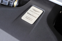 エンジンカバーに貼られた、最終検査員の名前が書かれたプレート。熟練工の手によるクルマづくりもアストンマーティンならではの魅力だ。