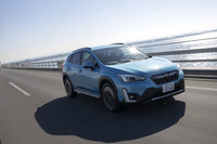 走りでは、アクセル操作に対するレスポンスのよさが「e-BOXER」の魅力。電動パワートレインならではの軽快でスムーズな加速を味わわせてくれる。