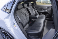 後席はBEVならではの広々とした空間。床面は右から左まで見事なまでにフラットだ。