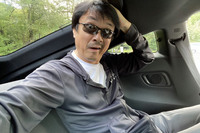 後席はさすがにヘッドルームが極小。スケベレバー（わかる人にはわかる機能）もナシで、乗り込むのに一苦労である。まあ後席は、いざというときに使えるぐらいの気持ちでいたほうがいいか。