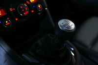 200psの左ハンドル車は6段MT（写真）で、156psの右ハンドル車は6段AT。それ以外の組み合わせは選べない。
    