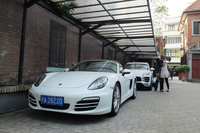 「ポルシェ・ボクスター」と「マカン」の縦列駐車。