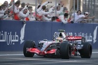 3戦連続ポディウムという記録に加え、チャンピオンシップでライコネン、アロンソと並ぶトップに立ったハミルトン。22歳の大物ルーキーは、評判どおりのポテンシャルの持ち主だった。（写真＝Mercedes Benz）