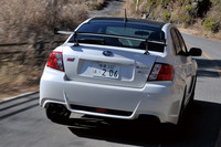 4本出しの低背圧スポーツマフラーが迫力のリアビュー。黒く見えるルーフは、軽量なドライカーボン製である。