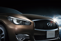 「フーガ ハイブリッド」のフロントまわり。
    