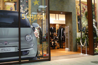 UNITED ARROWS green label relaxing 渋谷マークシティ店では、店頭のディスプレイに「フィアット500HAPPY!」が描かれる。