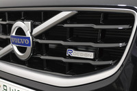 シルクメタルのフロントグリル。傍らには専用エンブレムが輝く。