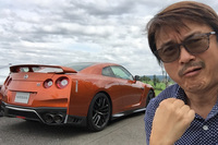 2017年型「GT-R」と筆者。