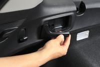 荷室の左右側面には、後席を前方に倒すための操作レバーと、格納式のフックが備わる。
    