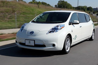 ホテルの送迎用として登場した「日産リーフ」のリムジン仕様。