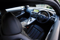 運転席まわりの様子。ぴかぴか輝くiDriveのコントローラーや空調のスイッチ類、シフトセレクターなどは「セラミックスフィニッシュ」と呼ばれるオプション。9万5000円と、意外と高価。センターコンソールの液晶画面は10.2インチ。