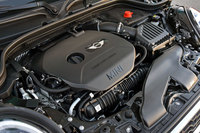 「クーパーS」に搭載される、最高出力192ps、最大トルク28.6kgmの2リッター直4ターボエンジン。6段ATとの組み合わせとなる。