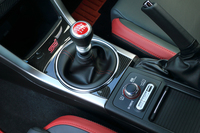 トランスミッションは従来モデルと同じく6段MT。メインロッドにディテント（戻り止め）を追加したり、リバースギアのスプリングをチューニングしたりすることで、操作フィールを改善しているという。
    