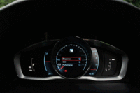 新たに採用されたデジタル液晶メーター。表示を「Elegance」「Eco」「Performance」の3種類から選ぶことができる。（写真をクリックすると、3種類の表示を見ることができます）
    