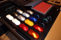 ボディーカラーは17色。インテリアトリムに用いるレザーも、幅広い選択肢の中から選ぶことができる。