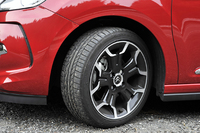 タイヤサイズは205/45R17。「ツートン ノアール（黒）」と呼ばれるアルミホイールを標準で履く。