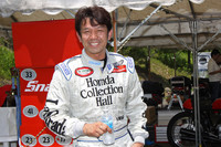 全8台のマシンをテストした“ドライダー”の宮城光氏。1982年、19歳で二輪ロードレースにデビュー。翌83年から参戦を開始した全日本選手権で、いきなり250ccとF3（400cc）のダブルタイトルを獲得、鈴鹿4時間耐久でも総合優勝という離れ業を演じた彼も、来年は五十路。だが、笑顔と謙虚な姿勢は、まるで少女マンガの登場人物のような名前にふさわしいルックスで、「アイドルレーサー」と呼ばれた頃と変わらない。