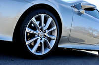 “バージョンL”のタイヤの標準サイズは18インチ。試乗車にはオプションの19インチが装着されていた。