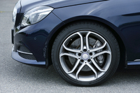 18インチタイヤが装着される。サイズは前後で異なる。