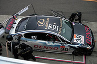 ルーティンのピットイン。給油やドライバーチェンジに加え、マシン後方では……。