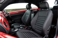 レザースポーツシートにはランバーサポートとシートヒーターが備わる。シートカラーはブラックのほかベージュが用意される。