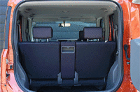 画像をクリックすると、荷室の折りたたまれるさまが見られます。