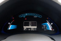 メーターのアップ。向かって右に「航続可能距離」と「バッテリー残量」が、左に「バッテリーの温度」が表示される。