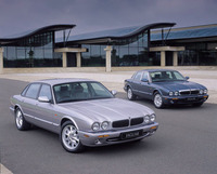 手前：XJ SPORT 奥：XJ EXECUTIVE（ジャガージャパン）