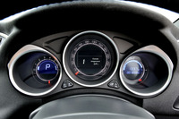 メーターは3眼式。左からタコメーター、スピードメーター、燃料計。リングにクロムの装飾が施されている。