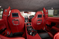 写真のリアシートエンターテイメントシステムはオプション（42万3150円）。