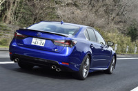 随所に装着された空力パーツとダーク塗装がただならぬ迫力を醸し出す。