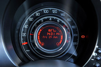 標準品より目盛りが細かい専用メーターが装着される。