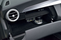 オプション「エアバランスパッケージ」には、車内を香水の香りで満たせるパフュームアトマイザーが含まれる。写真は、付け替え用のカートリッジ。グラブボックス内にセットして使用する。