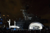 ショーでの公開の前に、ニューヨークのイントレピッド海上航空宇宙博物館でお披露目式が行われた。
    