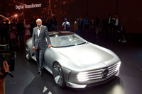 ダイムラーのディーター・ツェッチェ社長と「コンセプトIAA」。