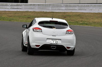 【テスト車のオプション装備】
	パック リュクス（F1タイプブラック＆レッドエアインテークブレード、ブラック＆レッドサイドデカール、レッドライン入りブラックリアディフューザー、固定サンルーフ、レザーレカロシート）＝64万円