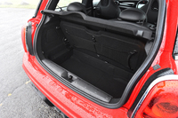 荷室のフロアボードを上げた様子。ボード下にも予備の収納スペースが確保されている。
    