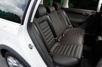 後席は6:4の分割可倒式。センターアームレストを倒して、長い荷物を積み込むこともできる。