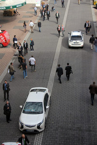 【写真14】報道関係者公開日に会場内を走るシャトルは、いずれもエコカー。