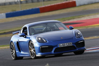 ラウジッツ・サーキットを行く「ケイマンGT4」のノーマル仕様。