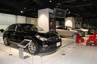 「本社ギャラリー」最後の主役は、今夏発売予定の「スカイライン・クロスオーバー」。色違い4台が展示されていた。
