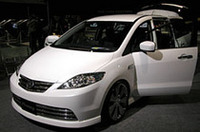 昨2004年11月の東京モーターショー（商用車）で一足先に発表された新型「プレマシー」のカスタマイズカーは5台展示された。