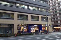 2010年7月で閉店した「ヤナセ銀座スクエア」の跡は、アシックスの店になっている。