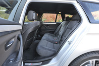 「523d」の「Mスポーツ」仕様には「グレーシャドークロス／アルカンタラ・コンビネーション」と呼ばれるシート素材が用いられる。オプションのダコタレザーシートも選択可能。