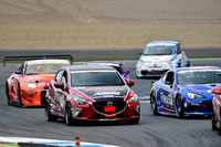 「デミオ」から「トヨタ86」、そしてGT3マシンまでが混走するのがS耐の醍醐味（だいごみ）。デミオは圧倒的な速度差でGT3マシンに抜かれる。
    