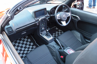 「ダイハツ・コペン ローブ」のインテリア。