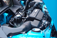 キャビンの後方に搭載される直列3気筒ターボエンジン。「S660」の燃費性能は、6MT車で21.2km/リッター、CVT車で24.2km/リッターとなっている（ともにJC08モード）。
    