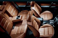 写真のボディカラーは、専用色のサンライトシルバーメタリック