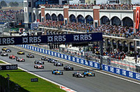 スタートシーン。予選2位のジャンカルロ・フィジケラ（写真先頭右）に、ポールシッターのライコネン（その左）が抜かれるも、ライコネンはコース後半ですぐにトップを奪還した。（写真＝フェラーリ）