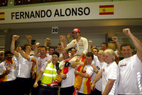 GP直前の9月21日、国際自動車連盟（FIA）の世界モータースポーツ評議会が開かれた。前年のシンガポールGP、ルノーはエースのフェルナンド・アロンソを勝たせるため、チームメイトのネルソン・ピケJr.に故意にクラッシュを起こさせたという“クラッシュゲート”問題に対し、同評議会は有罪であると断定。チームに2年間の執行猶予付き出場停止処分、当時の代表で既にチームを去っているフラビオ・ブリアトーレの無期限追放、やはりチームを離れたエンジニアリングディレクター、パット・シモンズの5年間追放を言い渡した。事の発端は、ブリアトーレと揉めてシーズン半ばに更迭されたピケの“チクリ”。スポーツマンシップに明らかに反したルノーの愚行はもちろんだが、免責を条件に全貌を吐露したピケにも批判的な意見が出ており、F1界は醜態をさらすこととなった。レースではアロンソが3位でゴールし、難しい局面で今季初表彰台をもたらしたのはせめてもの救いだろう。（写真＝Renault）